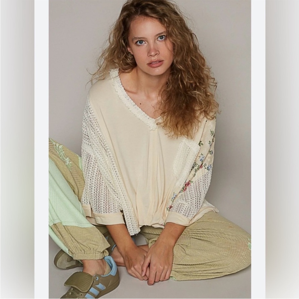 POL V-Neck Crochet Patch Oversized Top Size Medium - Picture 2 of 11